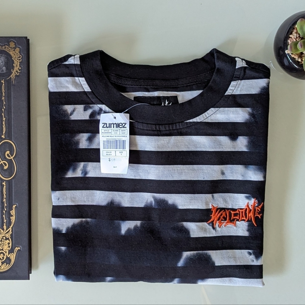 Welcome Relic Black & White Tie-Dye Striped T-shirt